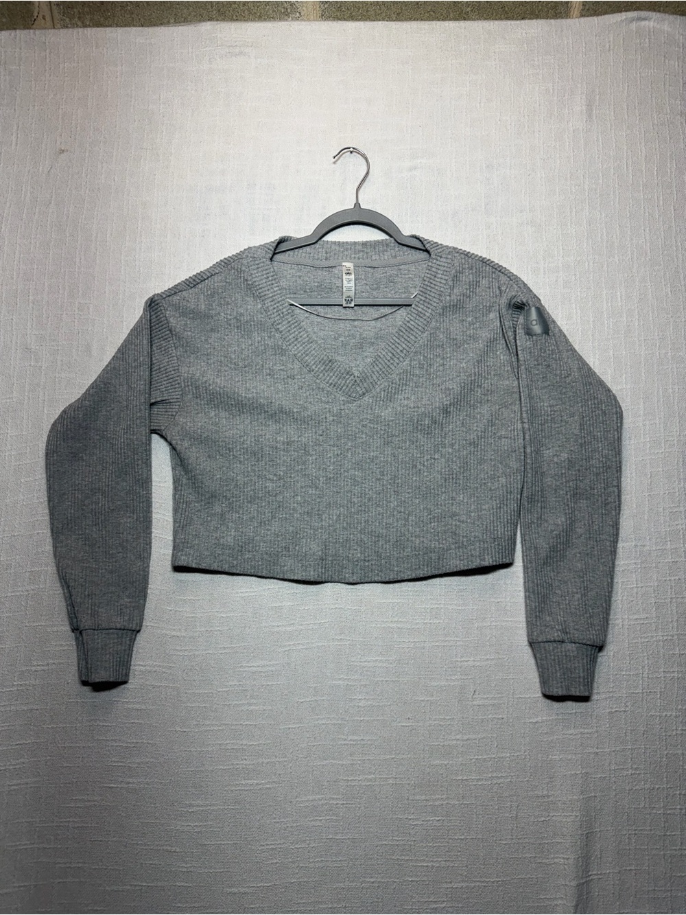 Alo V-Neck Cropped Knit Sweater - Gray